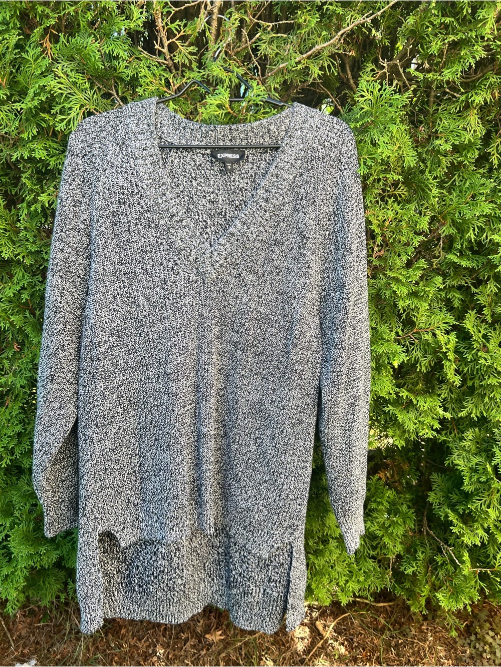 Express Women's Black and White V-Neck Knit Sweater